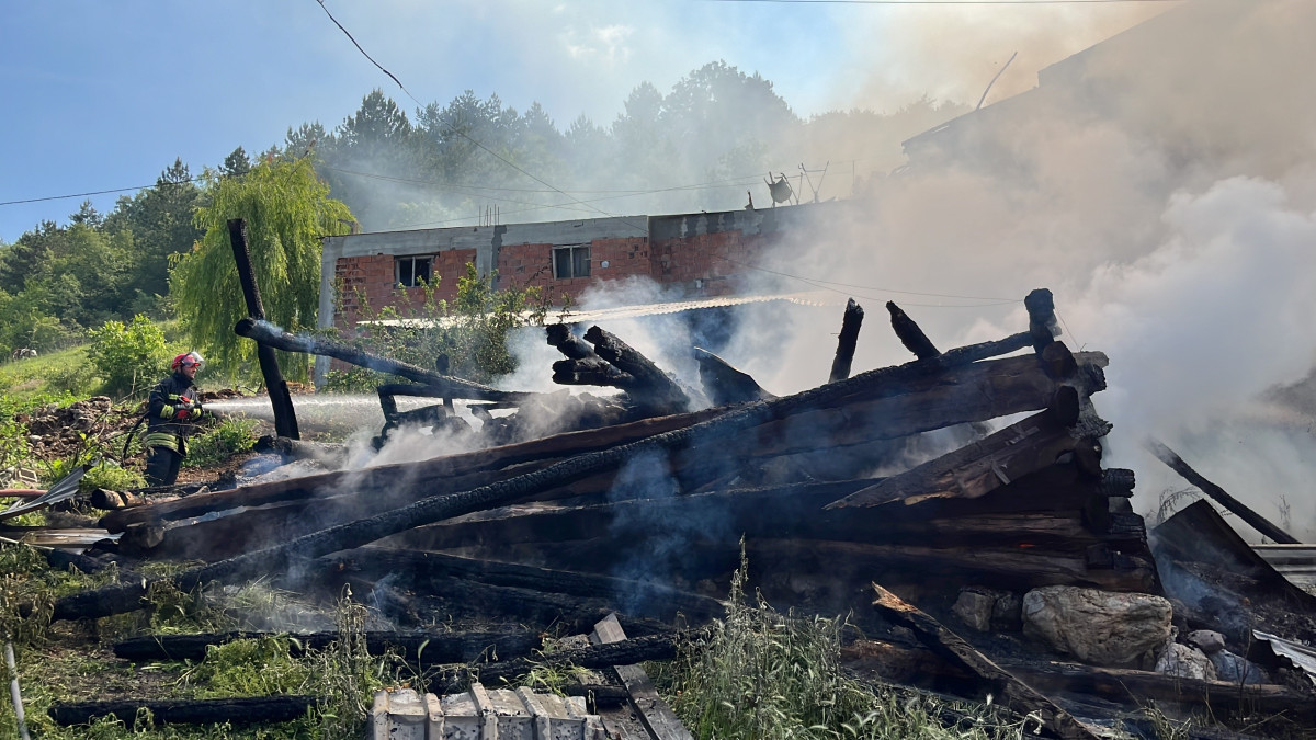 2 samanlık ve odunluk alev alev yandı: Yangın havadan görüntülendi