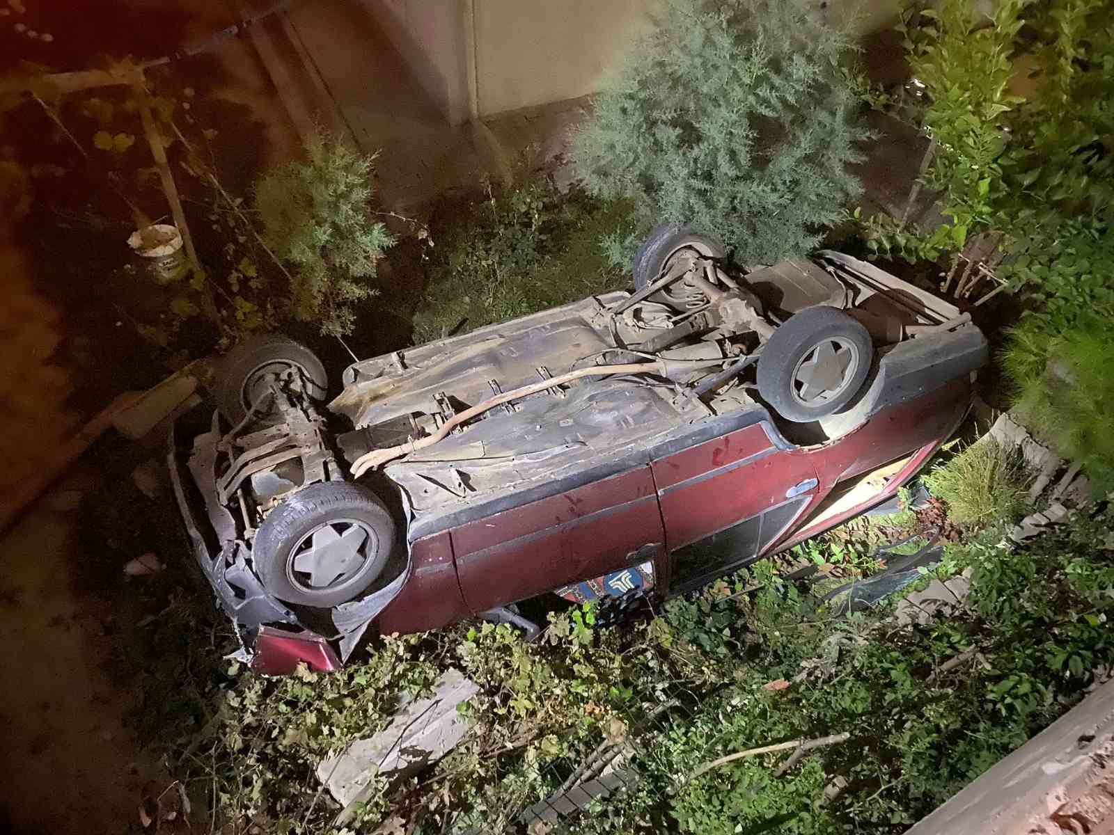 Kontrolden çıkan otomobil 3 metre yükseklikten apartman bahçesine uçtu