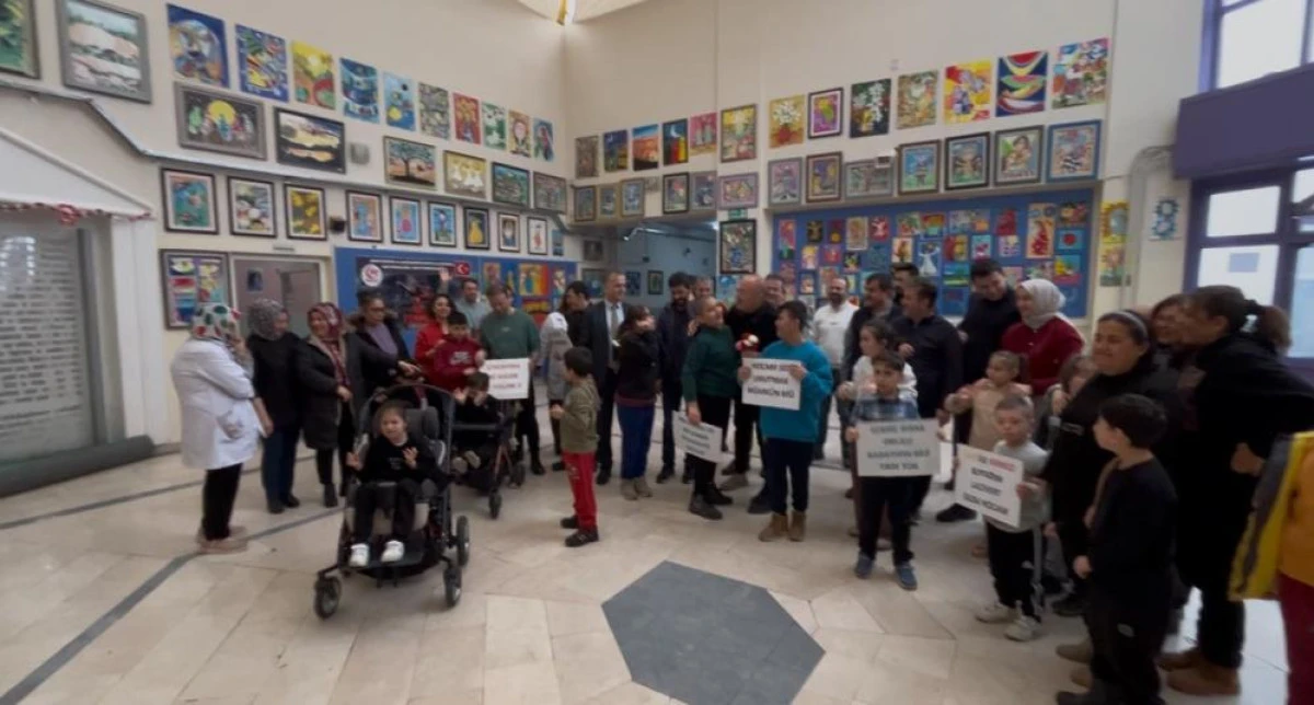 41 yıllık &ouml;ğretmene alkışlı ve &ccedil;i&ccedil;ekli veda