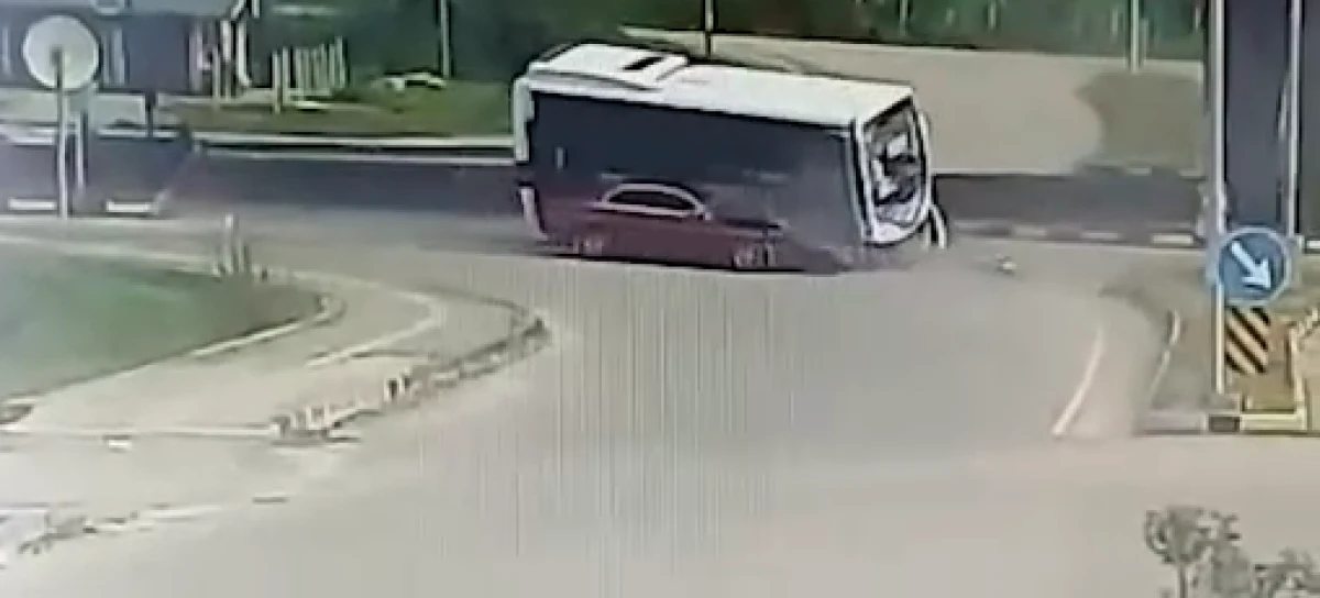 44 kişinin yaralandığı otob&uuml;s kazasının g&ouml;r&uuml;nt&uuml;s&uuml; ortaya &ccedil;ıktı