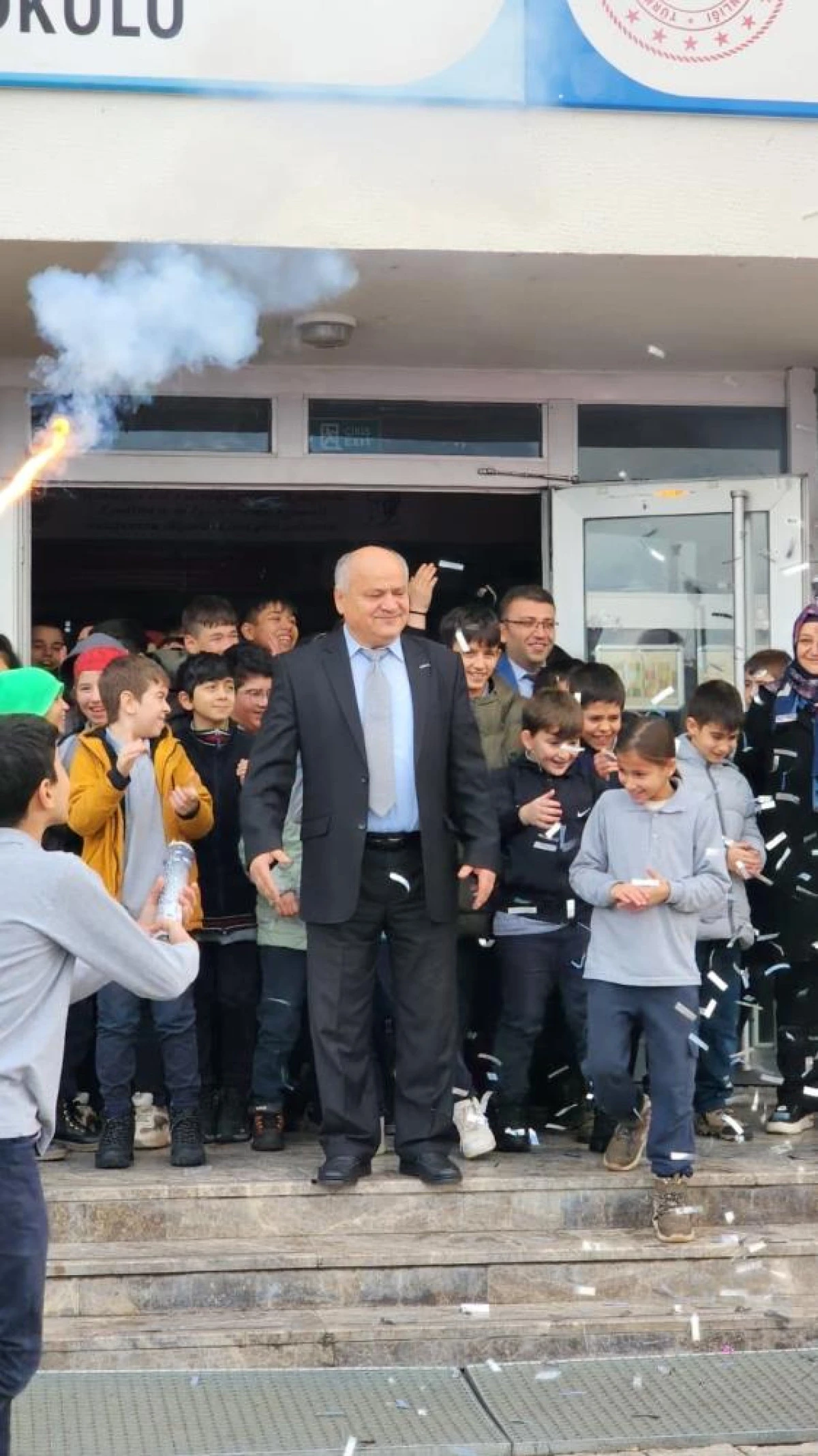 47 yıllık eğitimci alkışlarla mesleğine veda etti