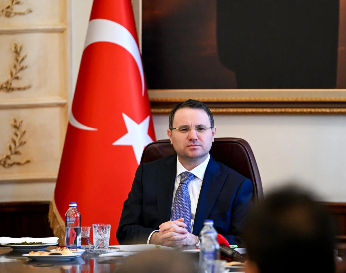 Adalet Bakanı'15 bin s&ouml;zleşmeli personel alımı yapılacağını a&ccedil;ıkladı.
