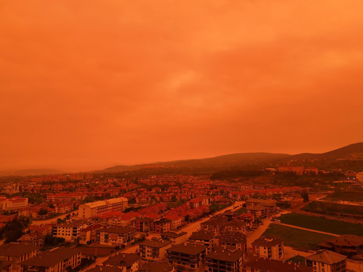 Afrika’dan gelen toz nedeniyle Bolu’da gökyüzü kırmızı, mor ve sarı renklerine büründü