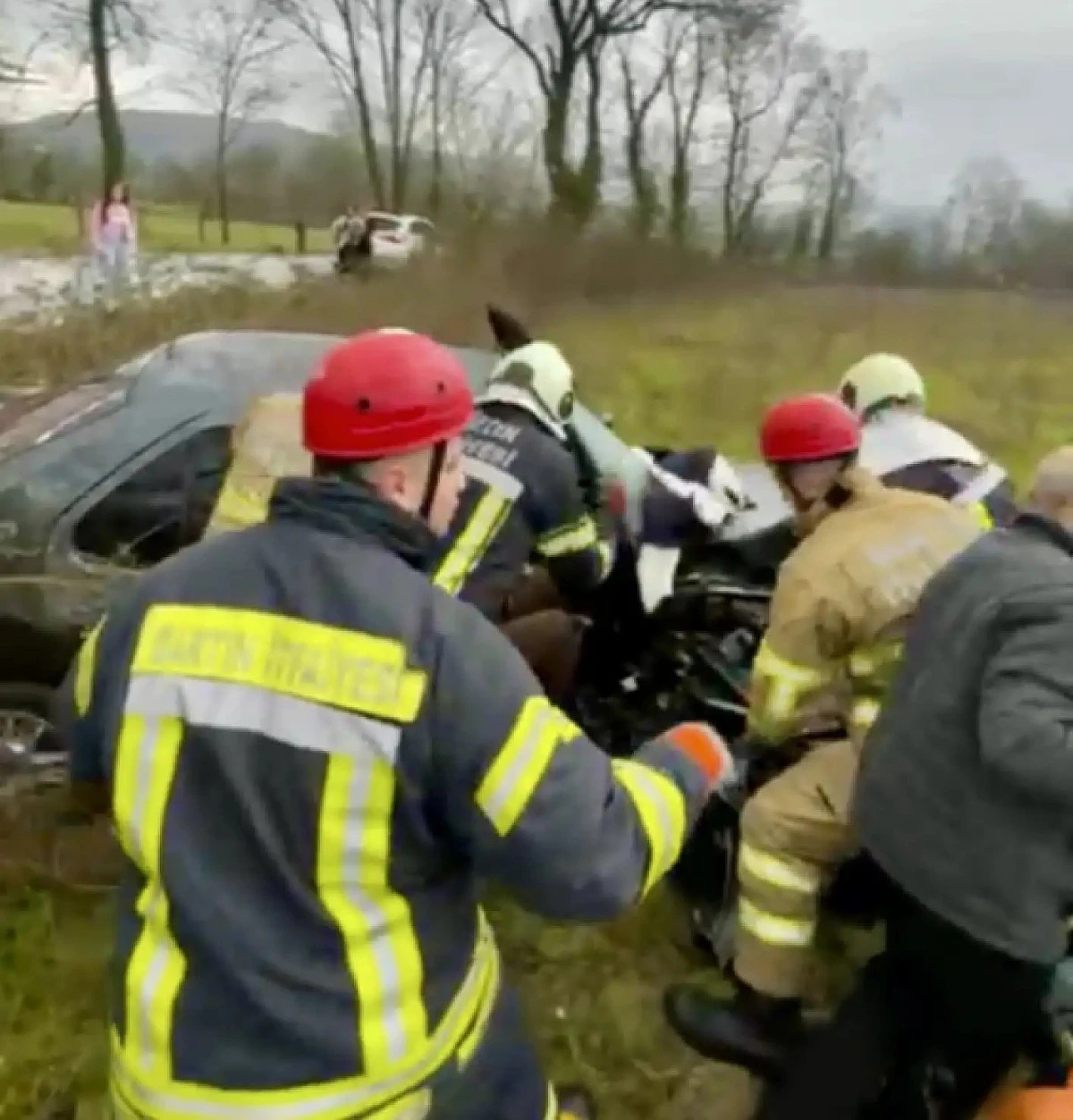 Ağaca &ccedil;arpan ara&ccedil; şarampole u&ccedil;tu 