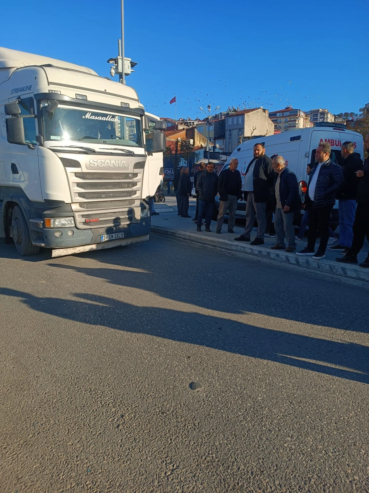 Alaplı'da karşı yola geçmeye çalışan çocuğa tır çarptı: 1 yaralı