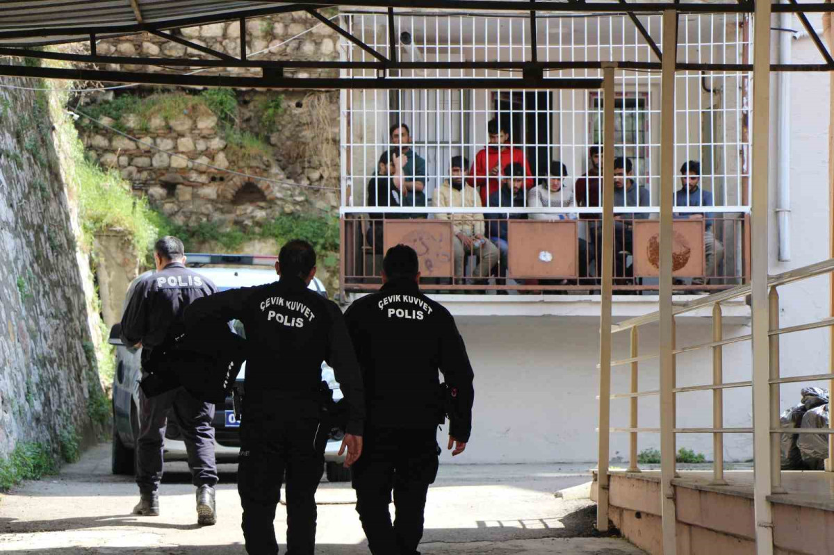 Amasya’da yakalanan 64 kaçak göçmenden 25’i Göç İdaresi Müdürlüğü binasından kaçtı