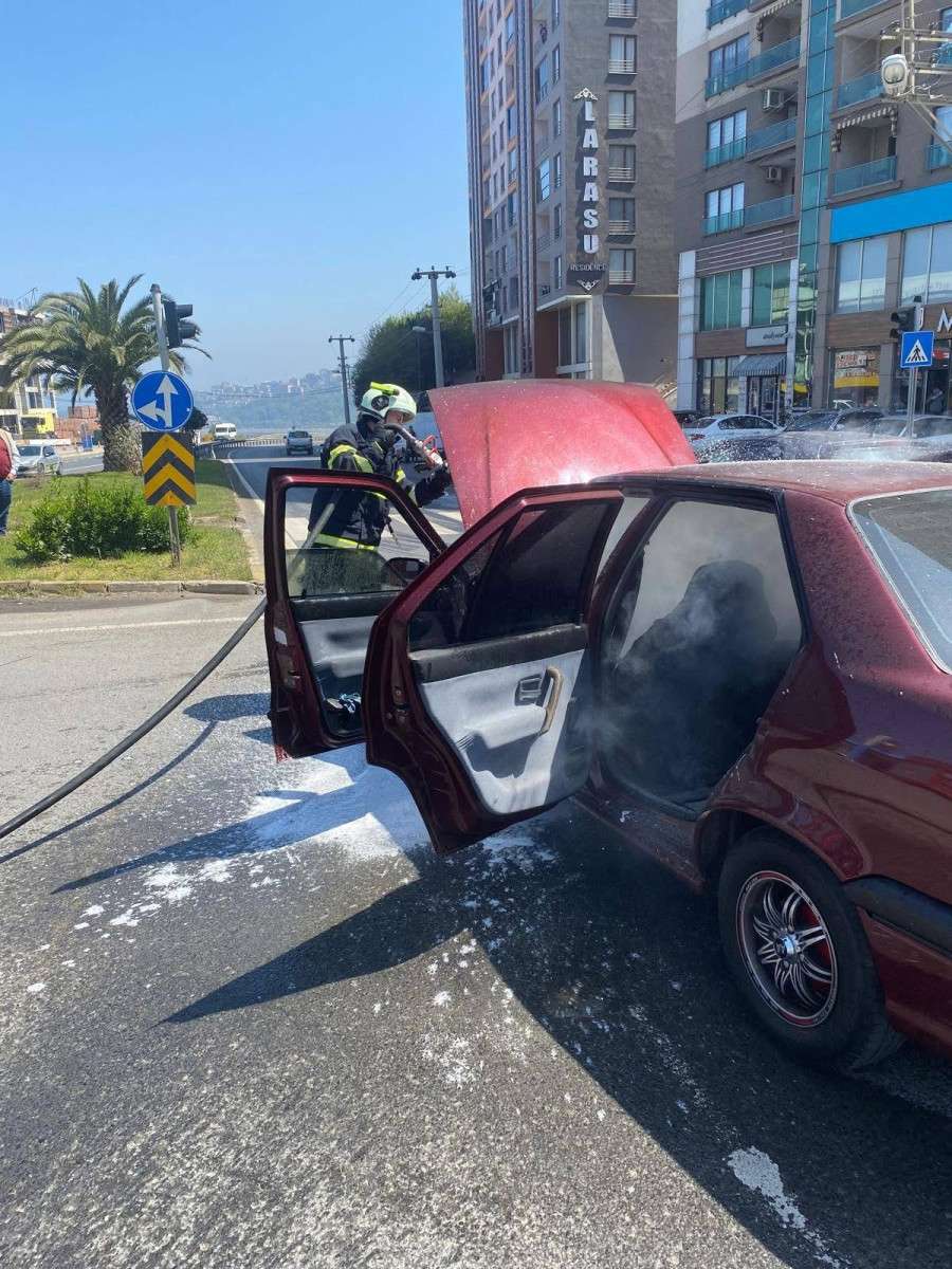 Araç yangını ekipleri harekete geçirdi