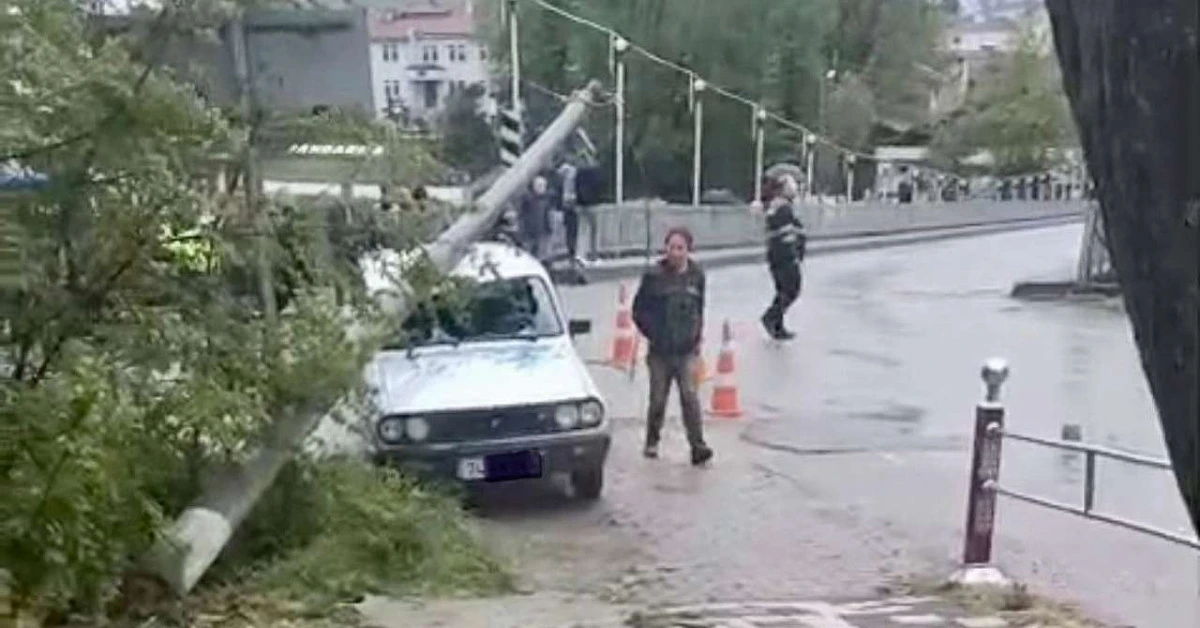 Aracın &uuml;zerine elektrik direği  devrildi