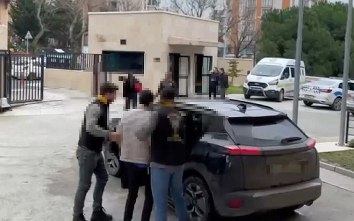 Asılı T&uuml;rk bayrağını olduğu yerden s&ouml;k&uuml;p yerde s&uuml;r&uuml;kleyen ş&uuml;pheli g&ouml;zaltına alındı