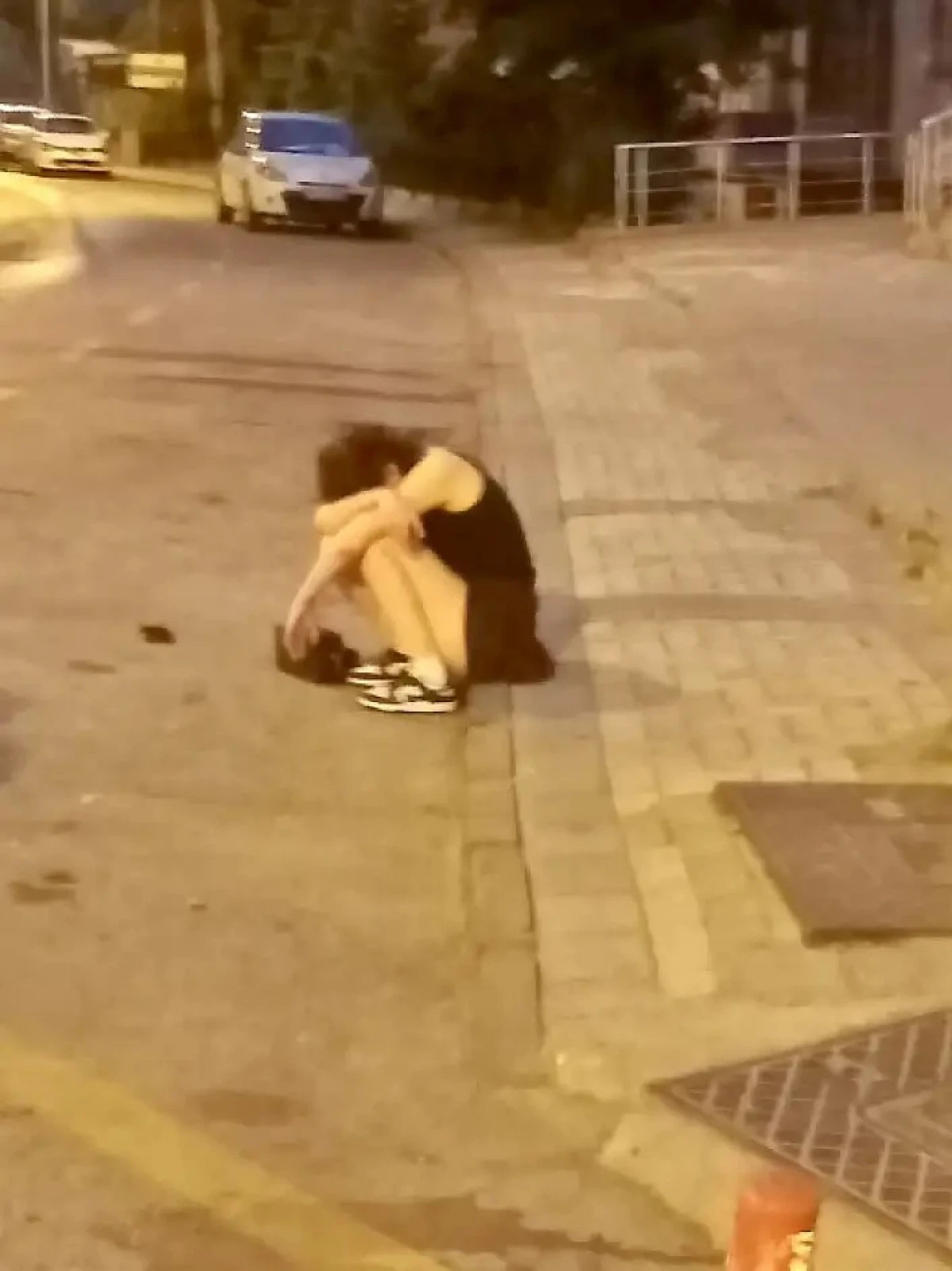  Aşırı alkoll&uuml; gen&ccedil; kızın sokak ortasındaki hali g&ouml;renleri endişelendirdi