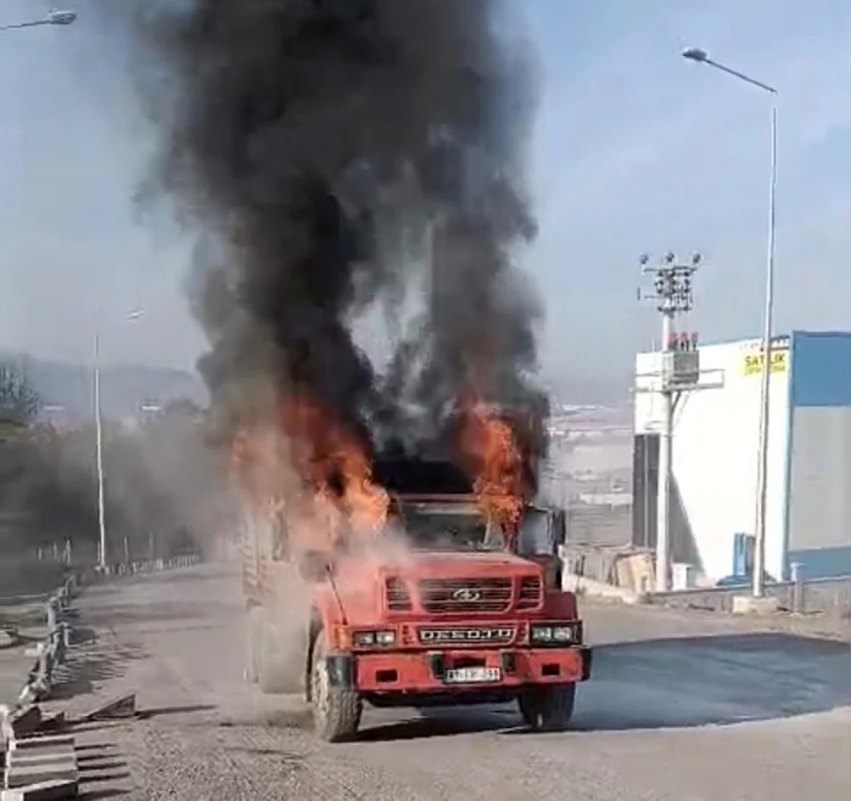 Aynı noktada yarım saat arayla iki kamyon yandı