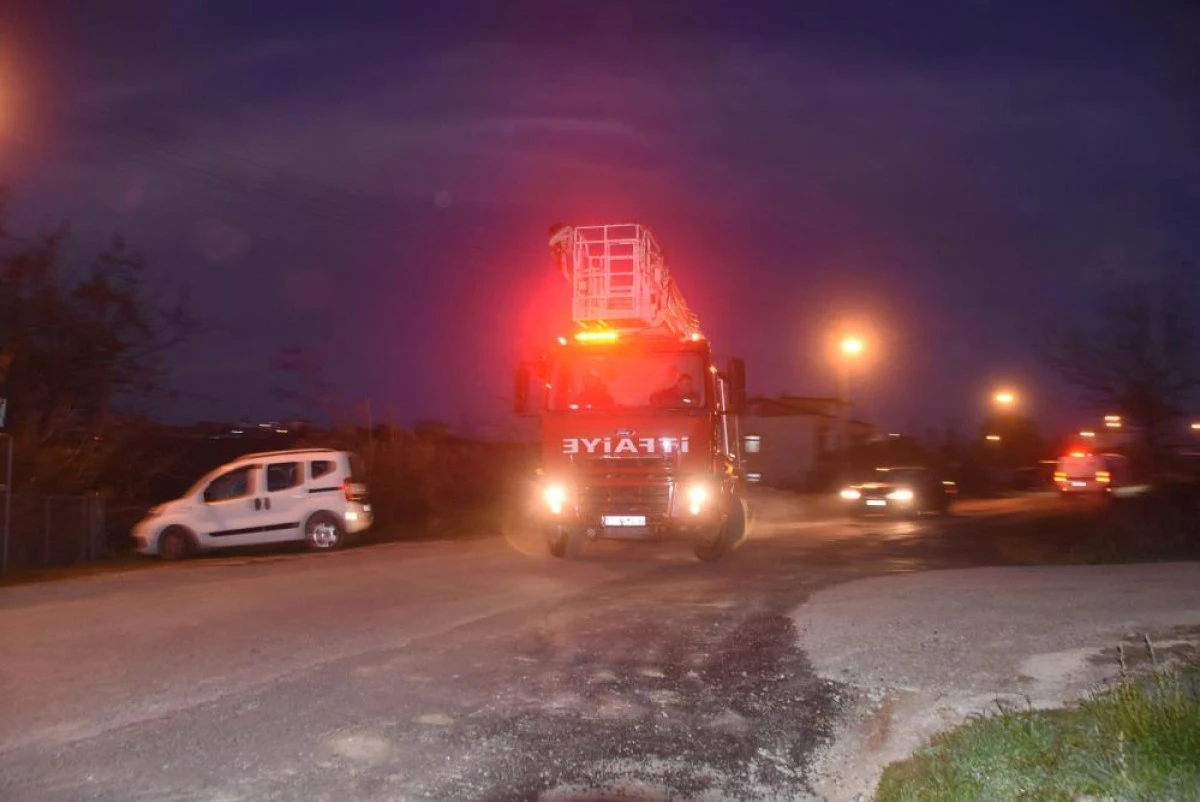 Bahçede plastik kablo yaktı, ekipleri harekete geçirdi