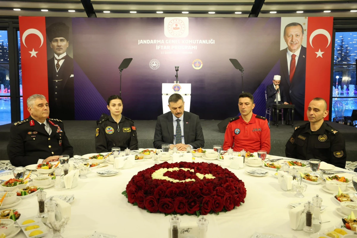 Bakanı &Ccedil;ift&ccedil;i, jandarma personeliyle iftarda bir araya geldi