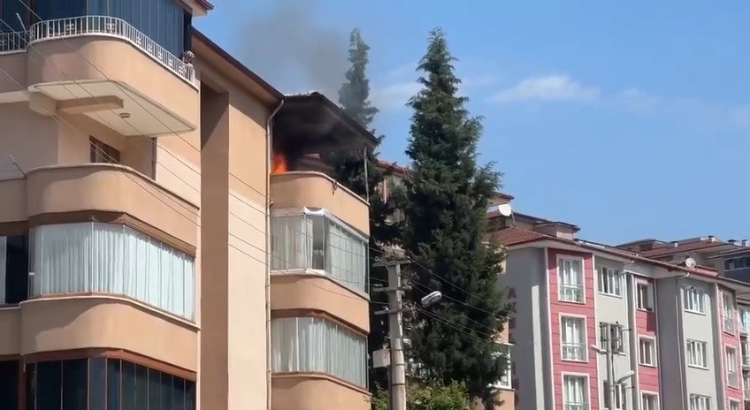 Balkonda başlayan yangın evi sarmadan söndürüldü.
