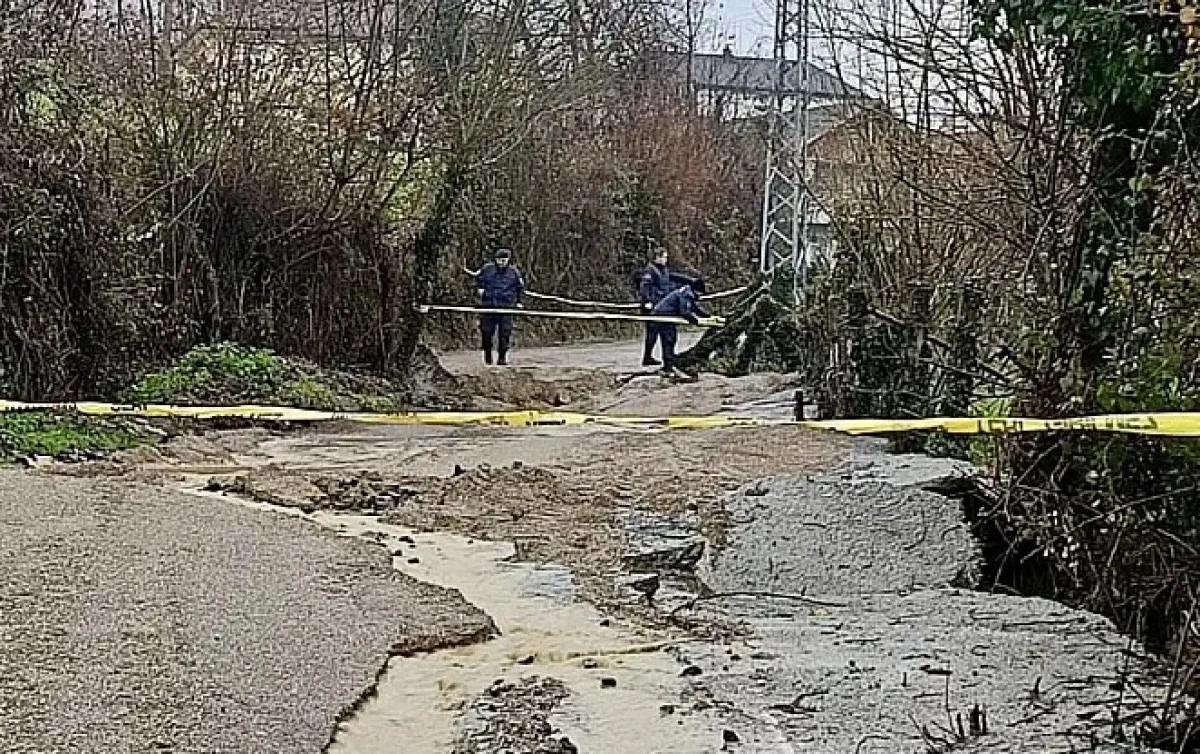 Bartın Ecikler K&ouml;y&uuml;'nde Heyelan, yol ulaşıma kapandı