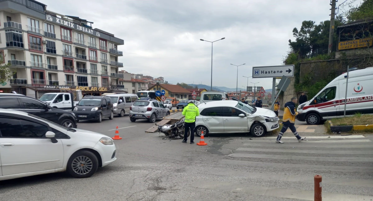 Bartın Hastane yolunda feci kaza: 3 yaralı  