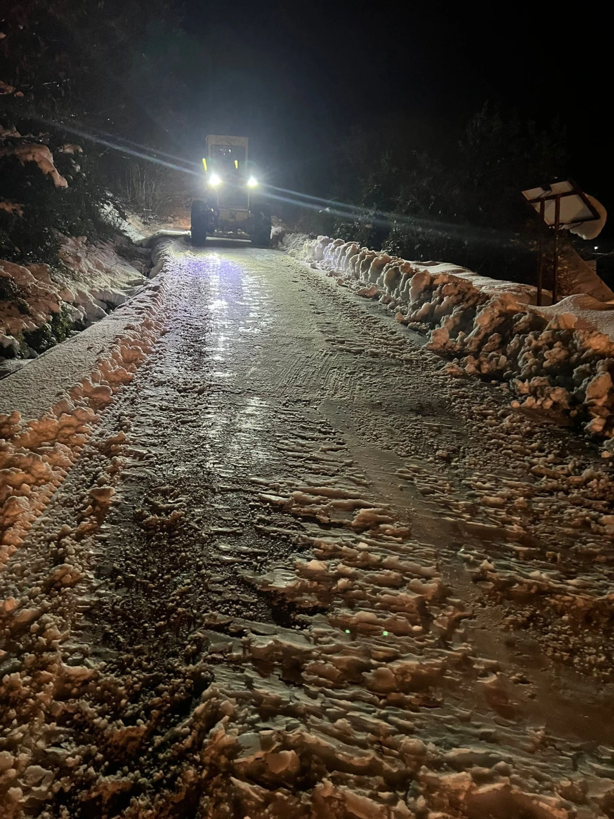 Bartın il &ouml;zel İdare ekipleri k&ouml;y yollarını a&ccedil;ıyor