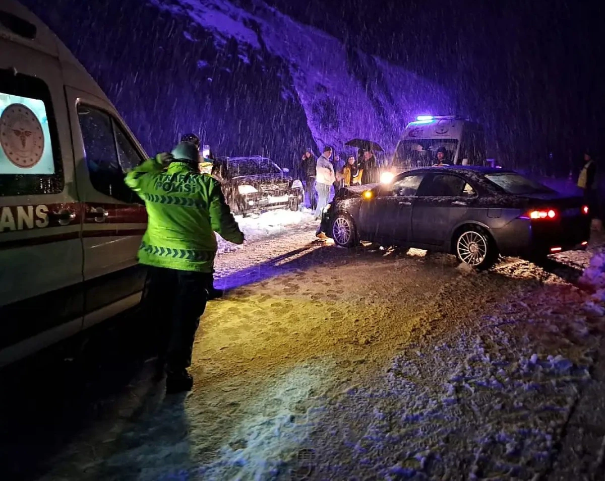 Bartın ile Karab&uuml;k arasında, iki ara&ccedil; &ccedil;arpıştı
