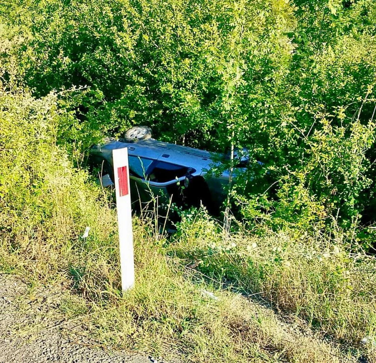 Bartın-Karab&uuml;k kara yolunda  trafik kazasında kontrolden &ccedil;ıkan otomobil yol kenarındaki kanala u&ccedil;tu.