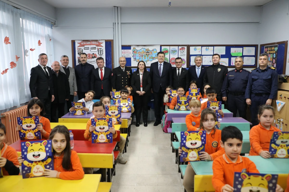 Bartın Valisi Arslan, &Ouml;ğrencilere karne verdi