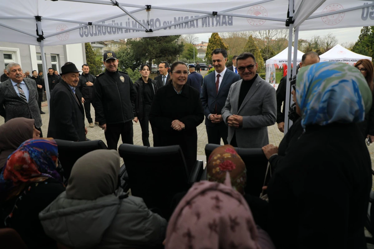 Bartın Valisi Dr. Nurta&ccedil; Arslan&rsquo; Sebze Fidesi ve Sorgum Sudan Otu Tohum Dağıtım T&ouml;reni&rdquo; d&uuml;zenlendi.