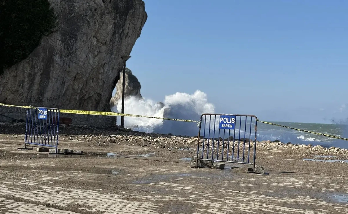 Bartın'da 5 metreyi aşan dalgalar oluştu