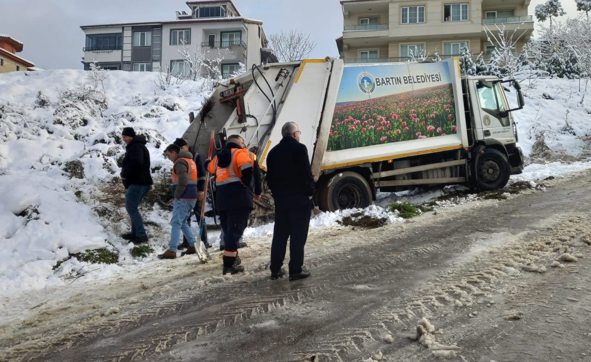 Bartın&rsquo;da belediyeye ait &ccedil;&ouml;p kamyonu geriye kaydı, iş&ccedil;i yaralandı