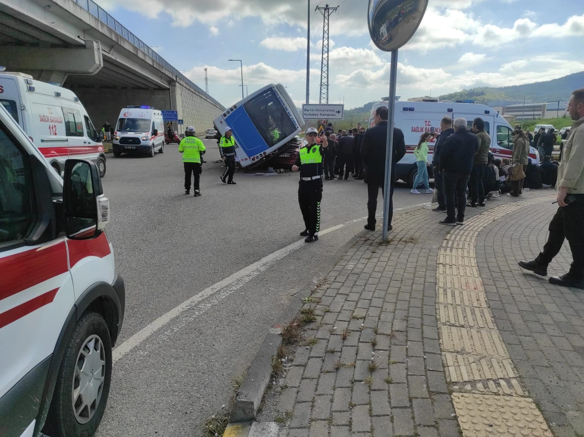 Bartın'da halk otob&uuml;s&uuml; otomobilin &uuml;zerine devrildi: 44 yaralı
