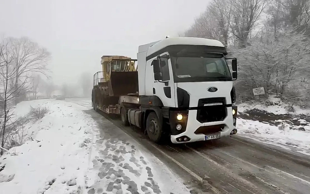 Bartın'da Kayan tır nedeniyle ulaşım aksadı