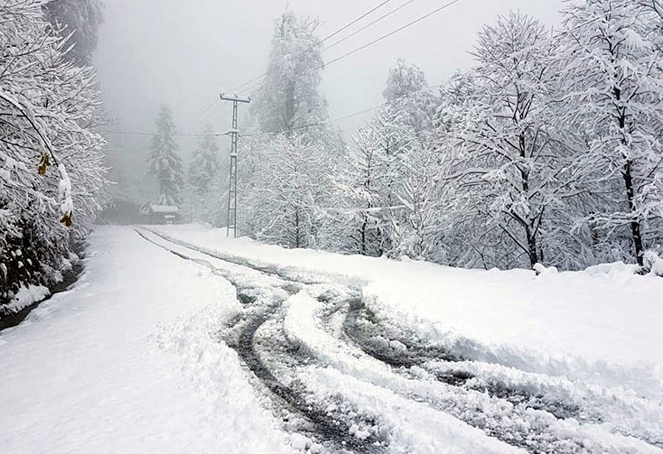 Bartın'da köy yollarına kar engeli