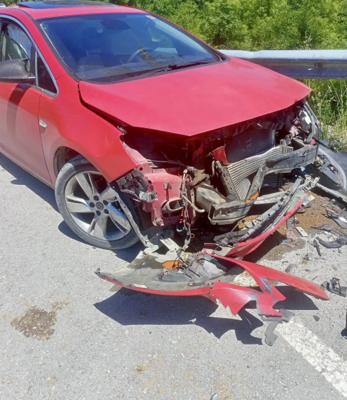 Bartın&rsquo;da meydana gelen trafik kazasında iki otomobil kavşakta &ccedil;arpıştı.