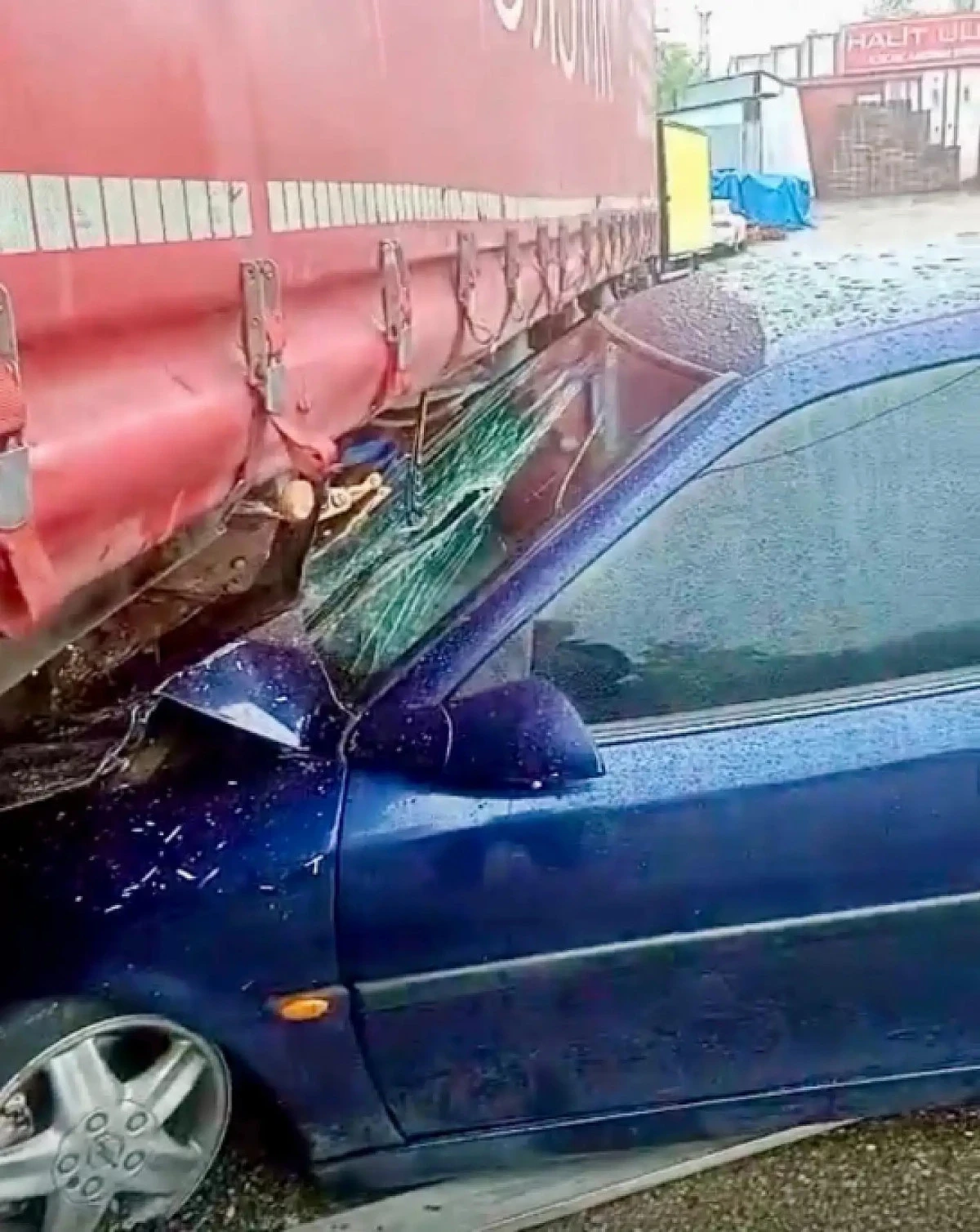 Bartın'da Otomobil tırın altına girdi