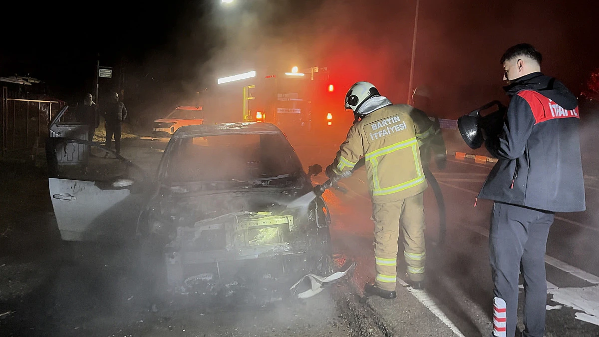 Bartın'da park halindeki ara&ccedil;ta yangın &ccedil;ıktı