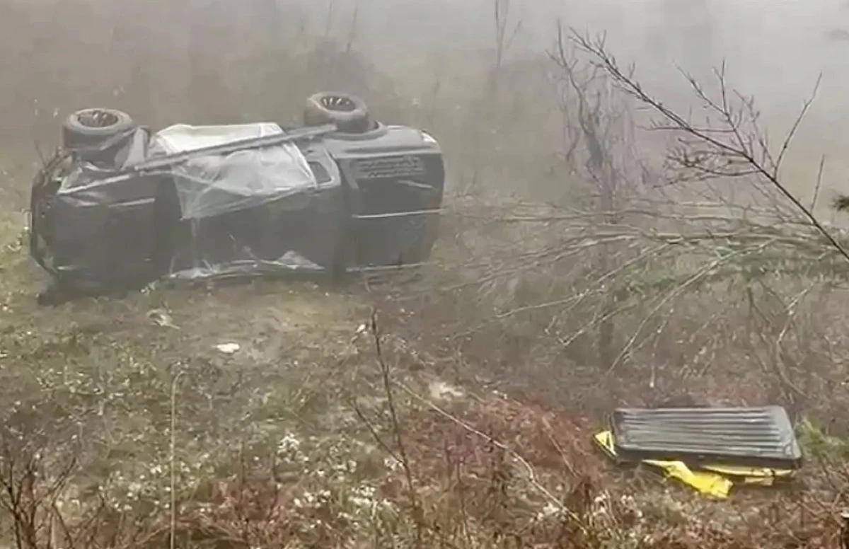 Bartın'da şarampole yuvarlanan pikap hurdaya d&ouml;nd&uuml;