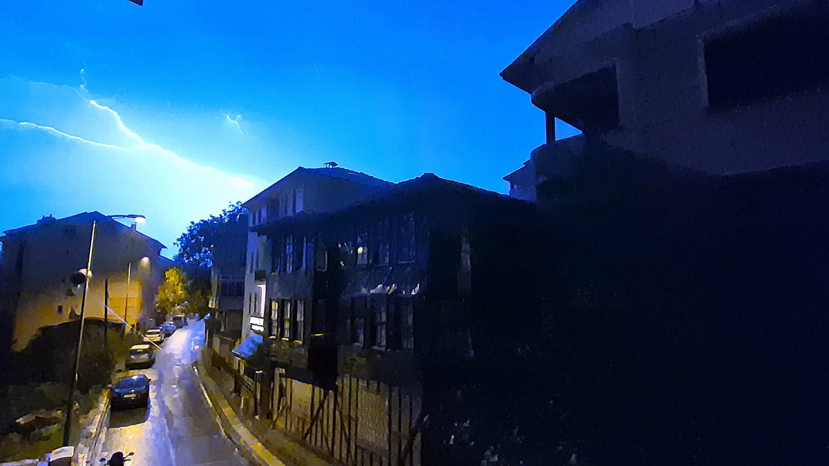 Bartın'da şimşekler geceyi aydınlattı