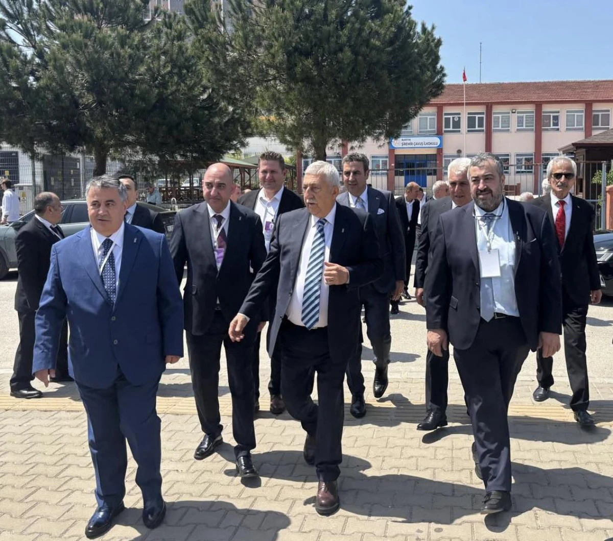  Başkan Yılmaz Akdeniz g&uuml;ven tazeledi.