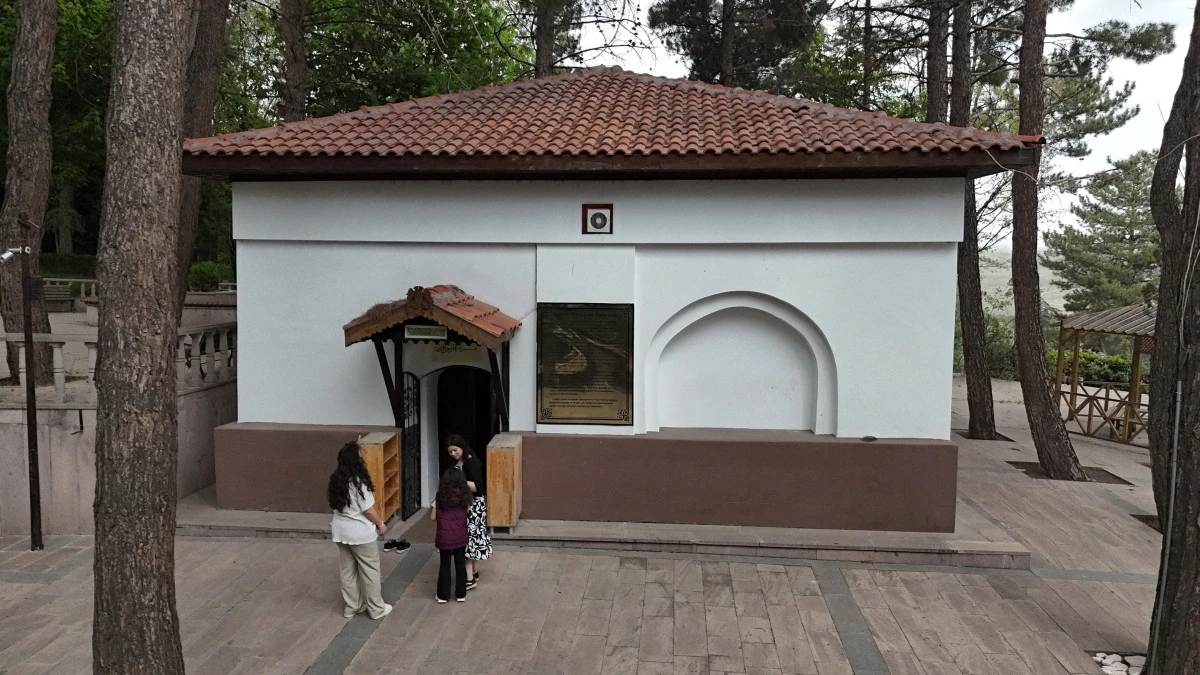 Batı Karadeniz'in fatihi Emir Karatekin Bey'in kabrini her yıl binlerce kişi ziyaret ediyor