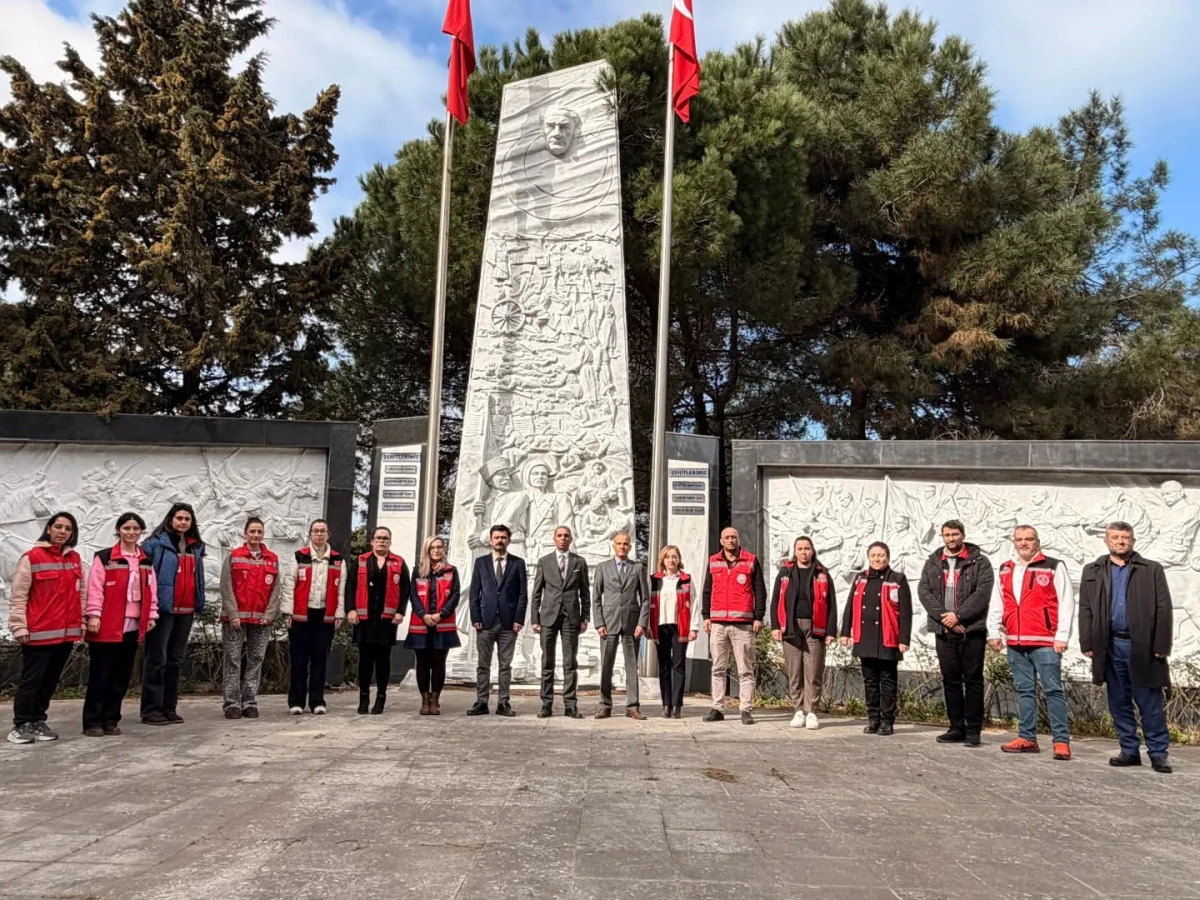 Bayram &ouml;ncesi şehit mezarlarında &ccedil;alışmalar yapıldı