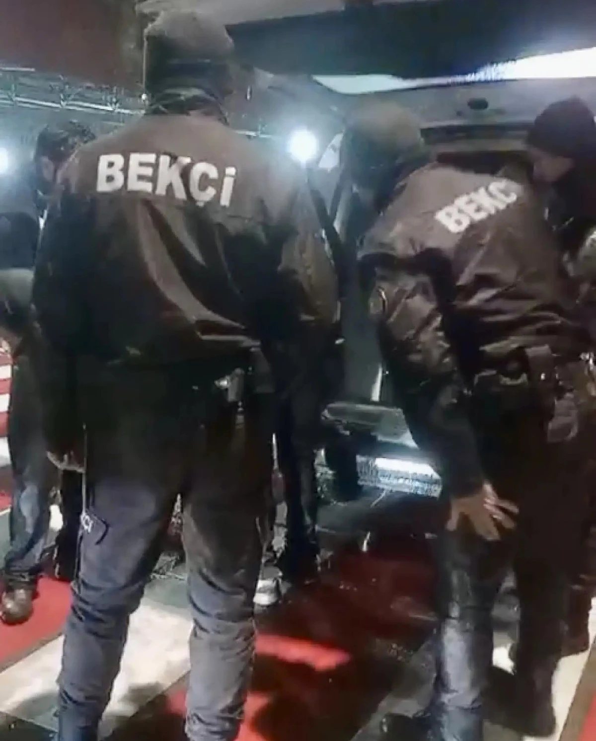  Bek&ccedil;iler alkoll&uuml; şahısları uyararak b&ouml;lgeden uzaklaşmalarını istedi.