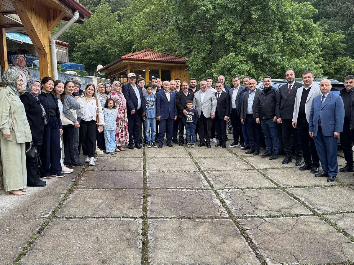 Belediye Başkanı Yaşar D&ouml;nmez bayram coşkusunu vatandaşlarla birlikte yaşadı.