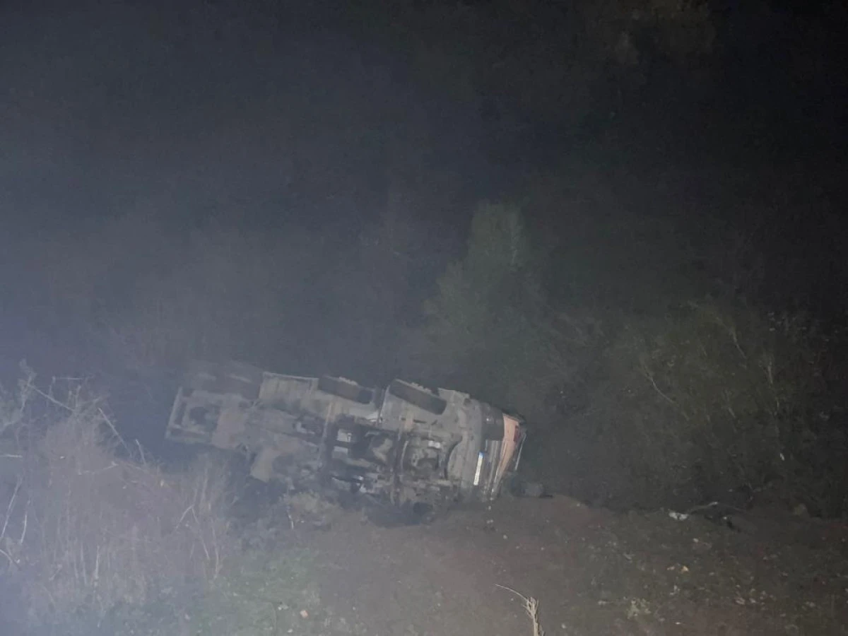 Beton mikseri 150 metrelik u&ccedil;uruma yuvarlandı: 2 yaralı