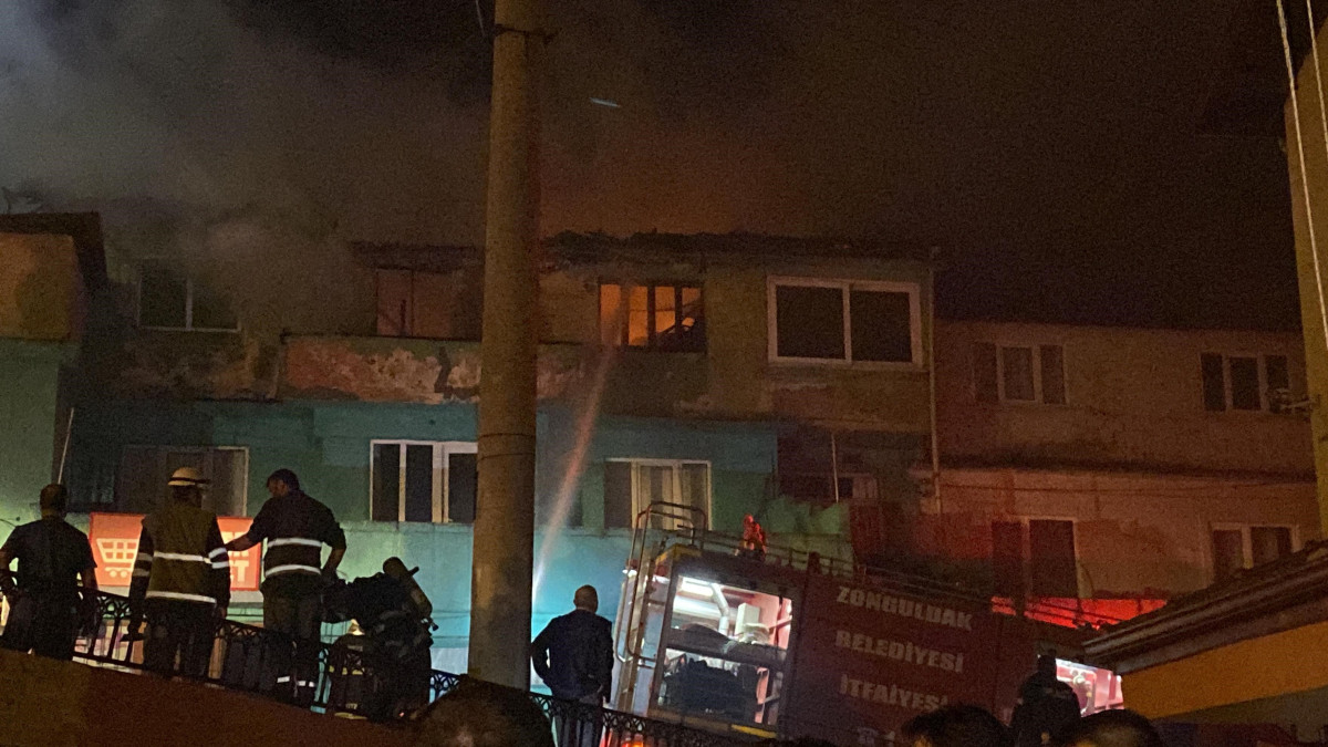 Binanın 3. katında çıkan yangın mahalleliyi sokağa döktü