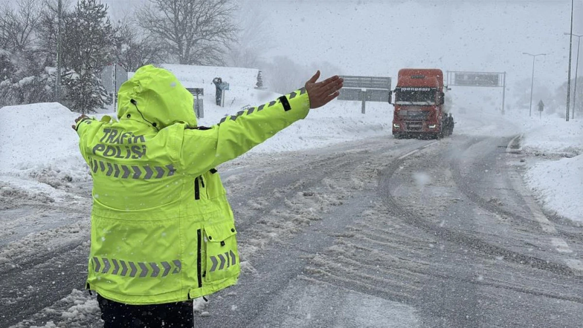 Bolu Dağı'nda D-100 kara yolunun İstanbul y&ouml;n&uuml; ağır tonajlı ara&ccedil; trafiğine kapatıldı