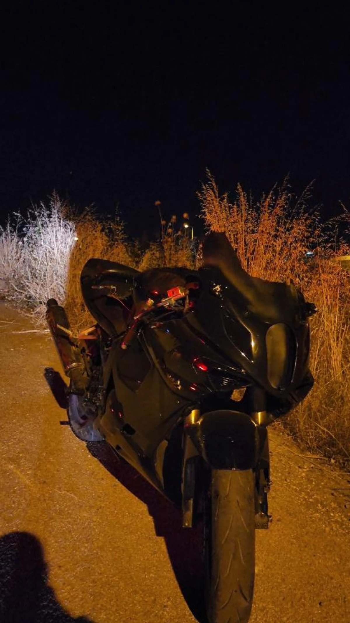 Çaldıkları motosikleti boş araziye atıp kaçtılar