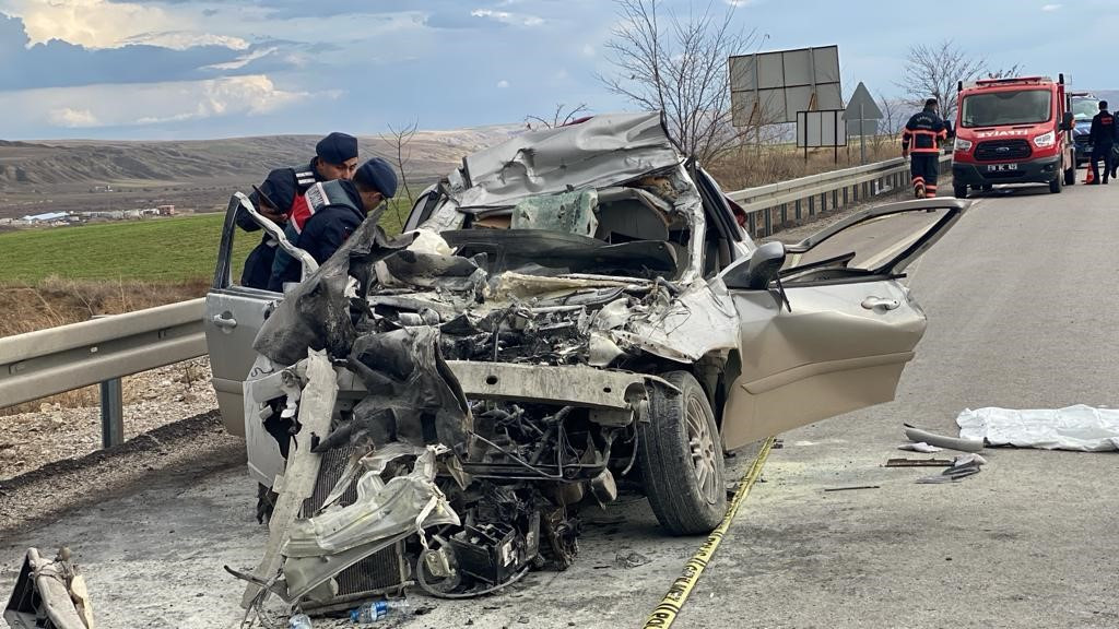 Çankırı'da kamyona çarpan otomobil hurdaya döndü: 1 ölü
