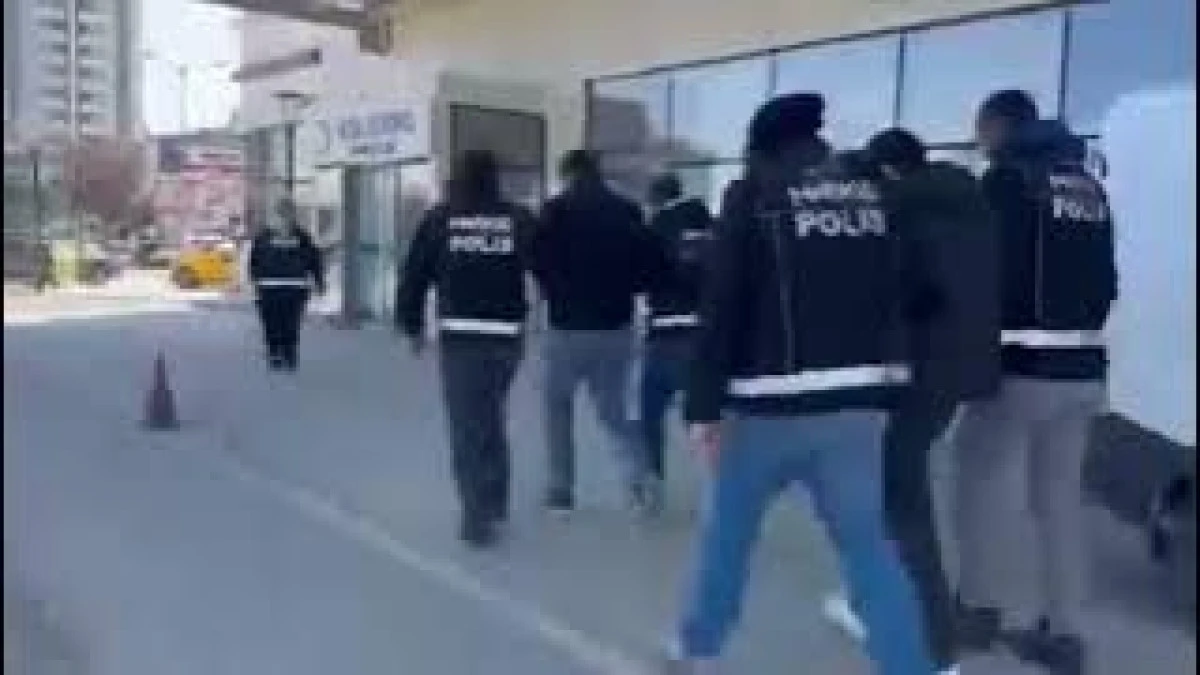 Durdurulan ara&ccedil;tan uyuşturucu &ccedil;ıktı: 2 tutuklama