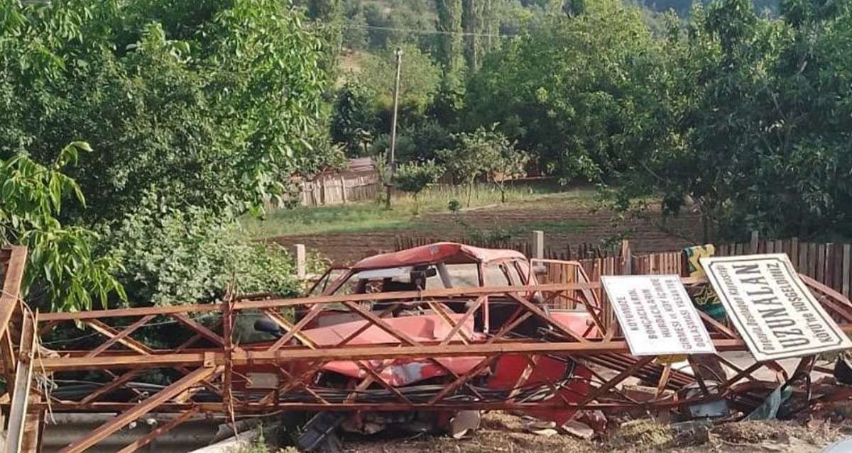 Elektrik direğine çarpan otomobildeki 2 kişi hayatını kaybetti