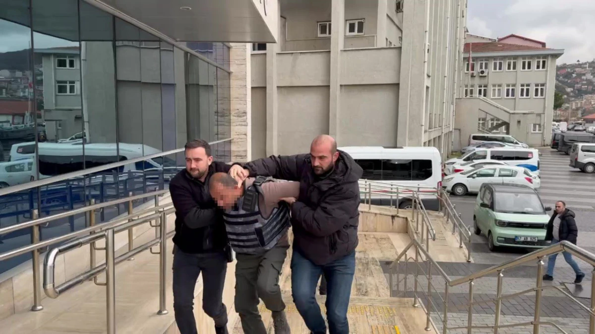 "Eşime neden baktın" diyen adamı bı&ccedil;aklayarak &ouml;ld&uuml;rd&uuml;