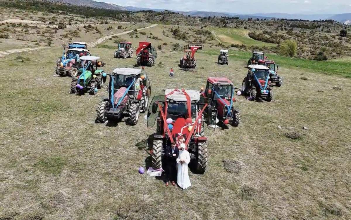 Gelin direksiyon başına geçti traktör, çiftçi çiftin gelin arabası oldu