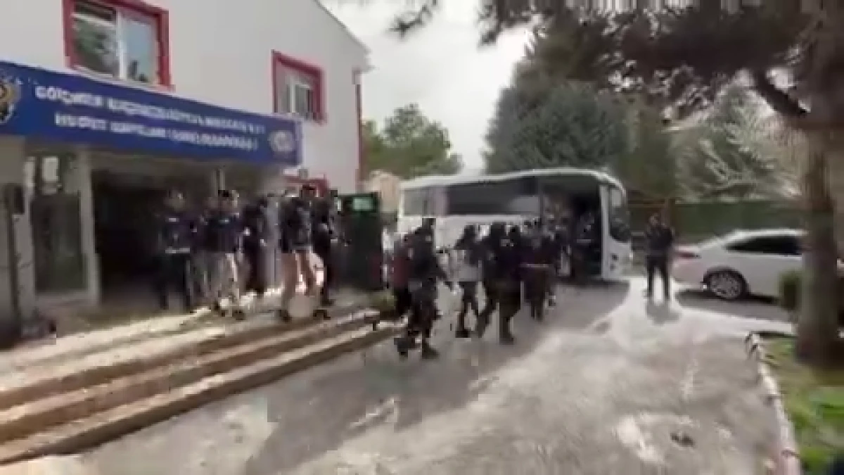 G&ouml;&ccedil;men ka&ccedil;ak&ccedil;ılığı operasyonunda yakalanan 10 ş&uuml;pheli tutuklandı